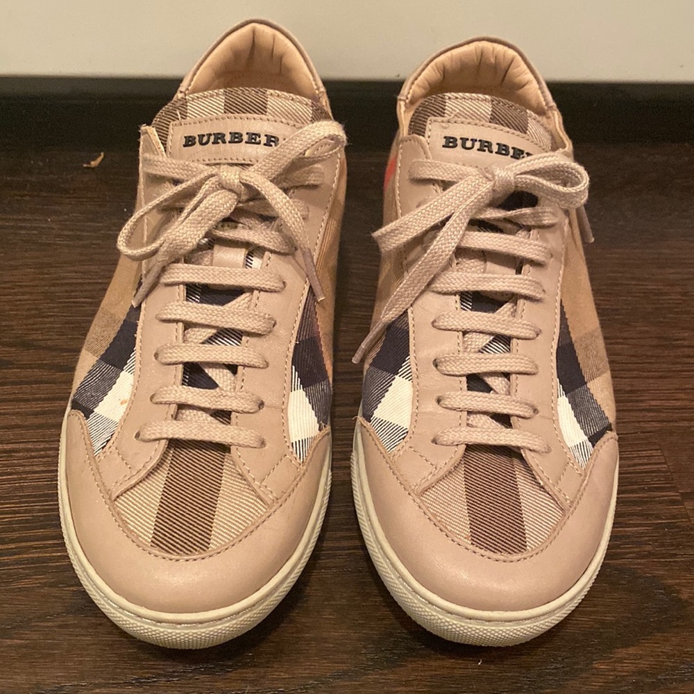 WOMEN’S BURBERRY SNEAKERS, vintage style.